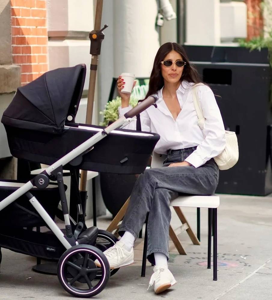 Wózek dziecięcy Cybex Gazelle w miejskiej scenerii – idealny wybór dla aktywnej i stylowej mamy.